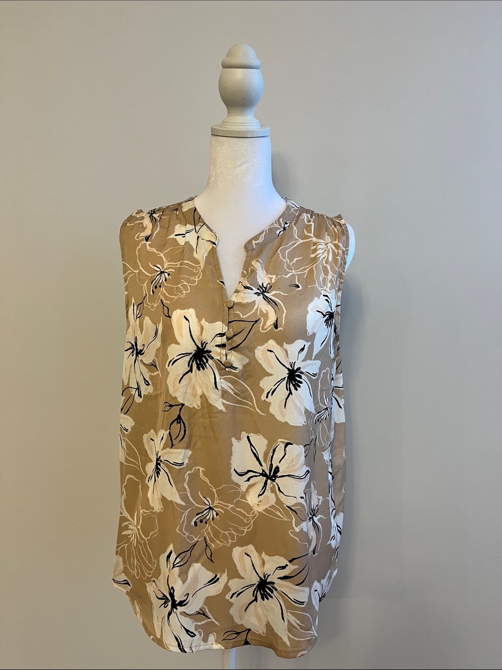 Maurices Beige Floral Sleeveless V-Neck Camisole